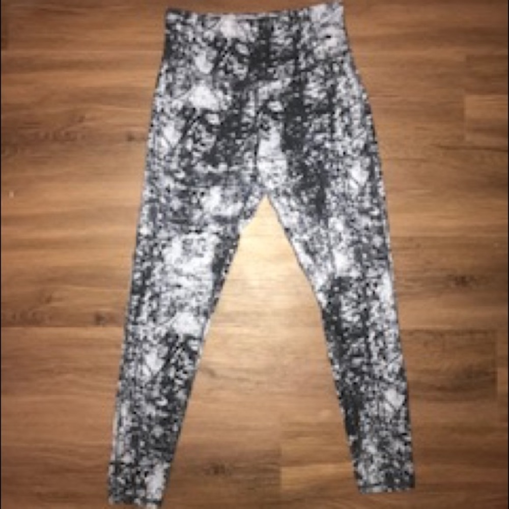 Patterned athletic leggings